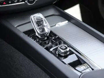 VOLVO XC60 Plus Dark Recharge Plug-In Hybrid AWD T8 Tw