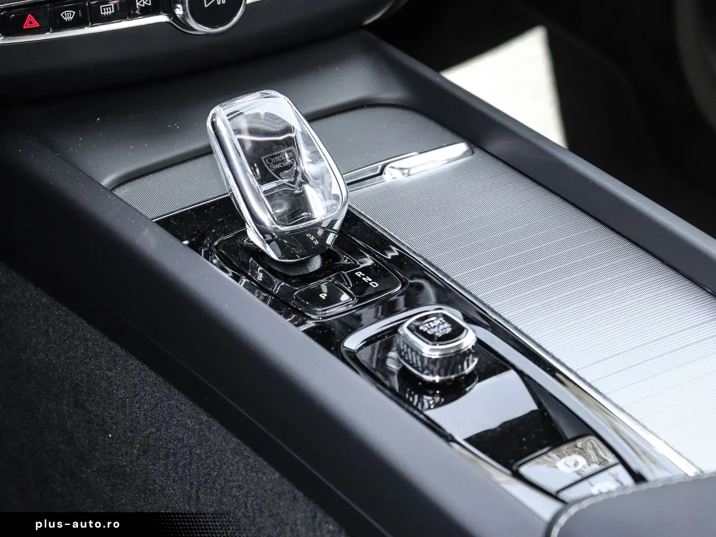 VOLVO XC60 Plus Dark Recharge Plug-In Hybrid AWD T8 Tw