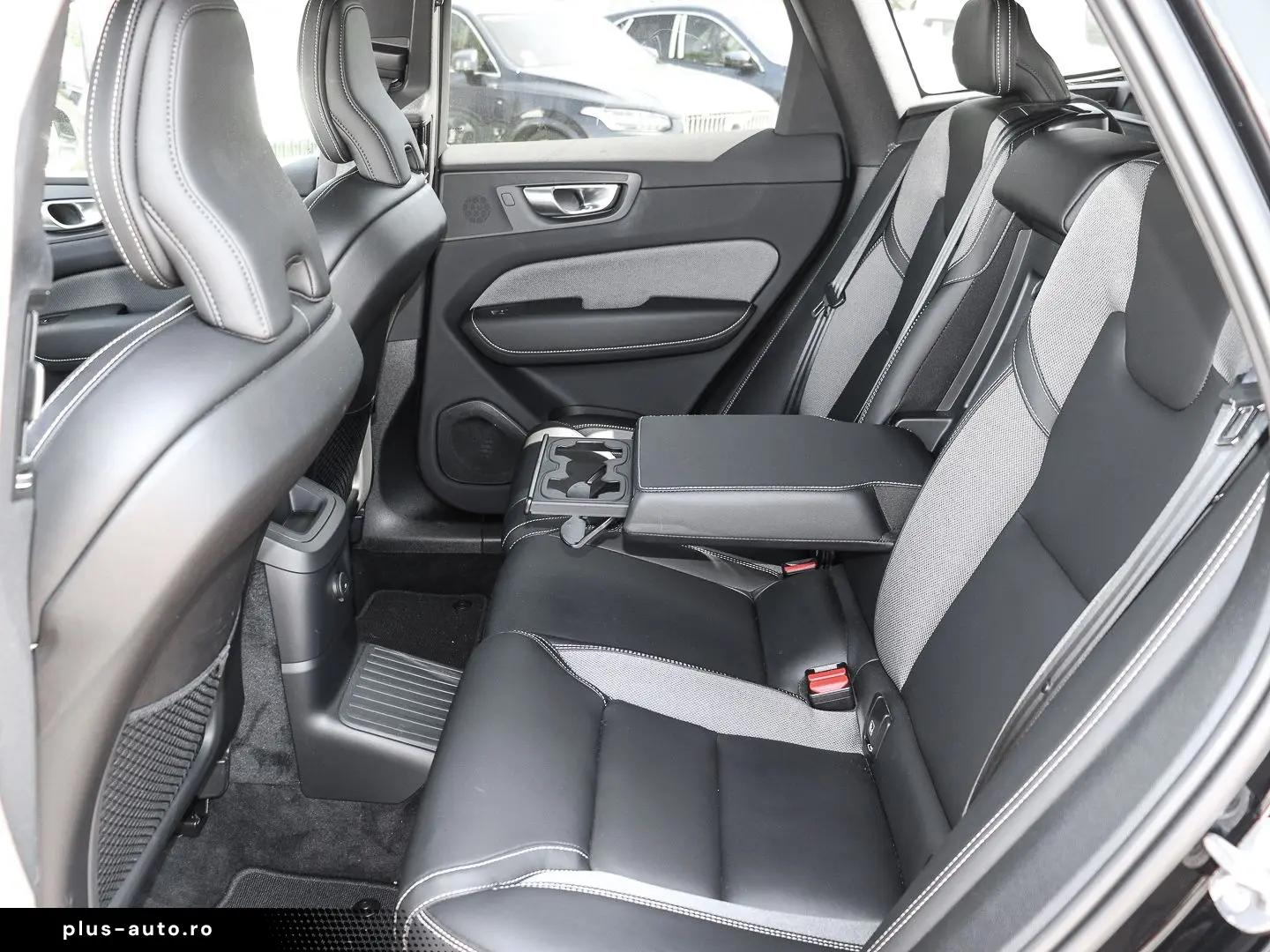 VOLVO XC60 Plus Dark Recharge Plug-In Hybrid AWD T8 Tw