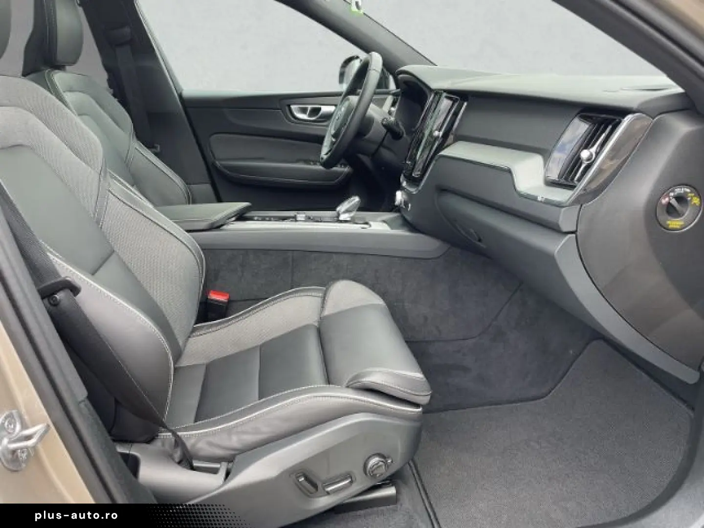 VOLVO XC60 Dark T8 20''LM Pano 360kam Harm&hellip;