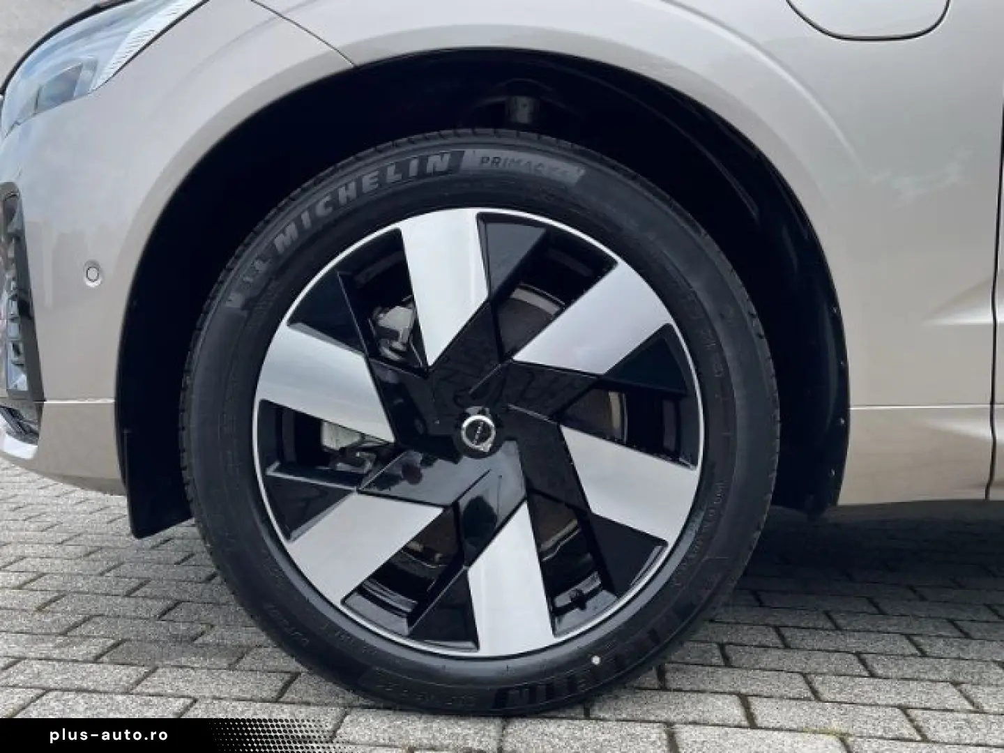 VOLVO XC60 Dark T8 20''LM Pano 360kam Harm&hellip;