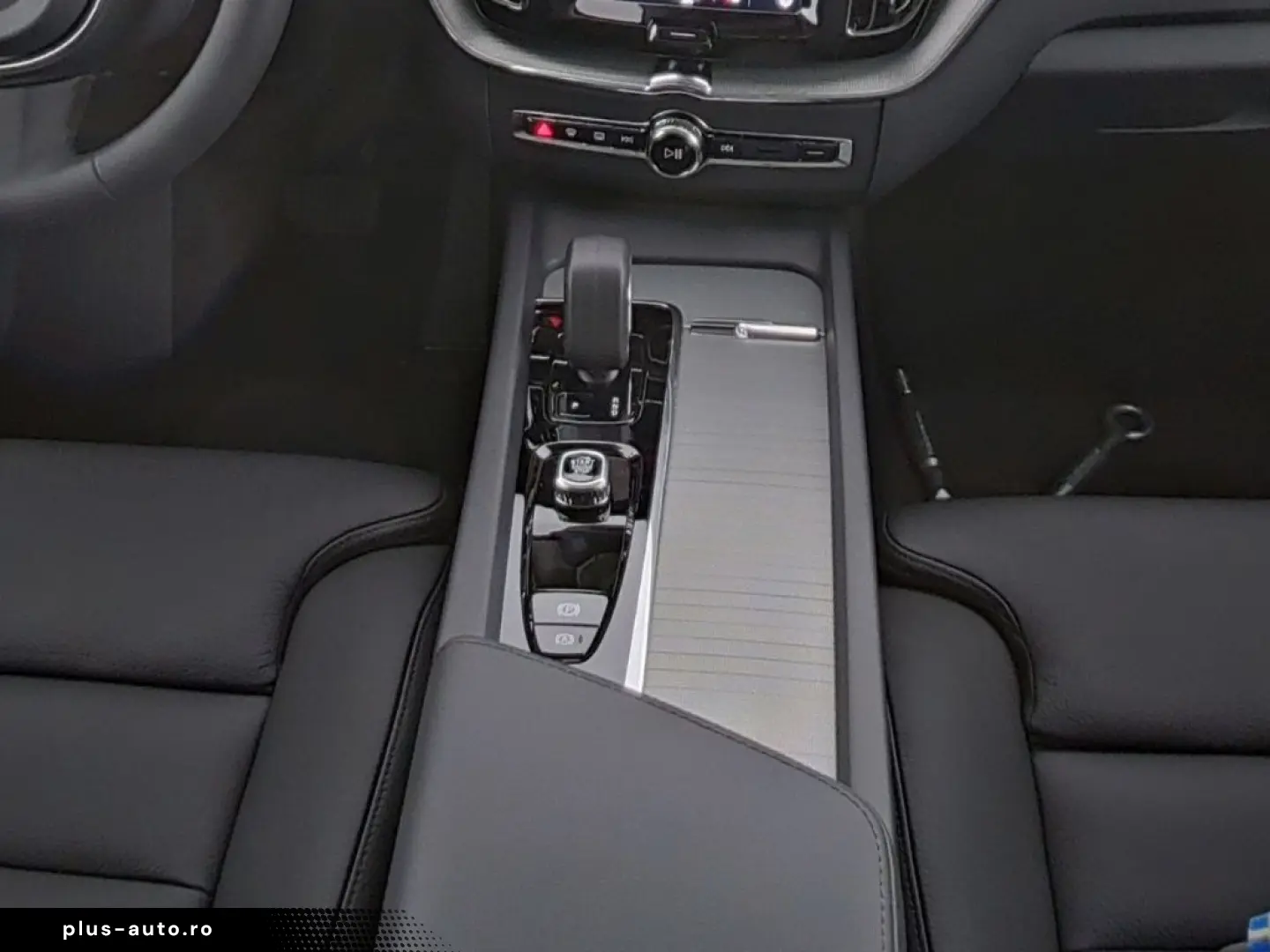 VOLVO XC60 Plus Dark Recharge Plug-In Hybrid AWD HUD S
