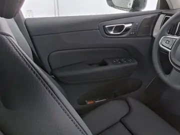 VOLVO XC60 Plus Dark Recharge Plug-In Hybrid AWD HUD S