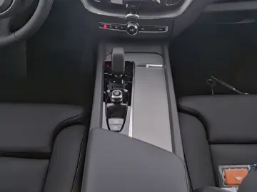 VOLVO XC60 Plus Dark Recharge Plug-In Hybrid AWD HUD S