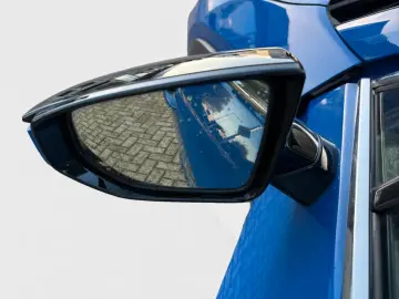 LEXUS UX 300 e Mark and  Levingston