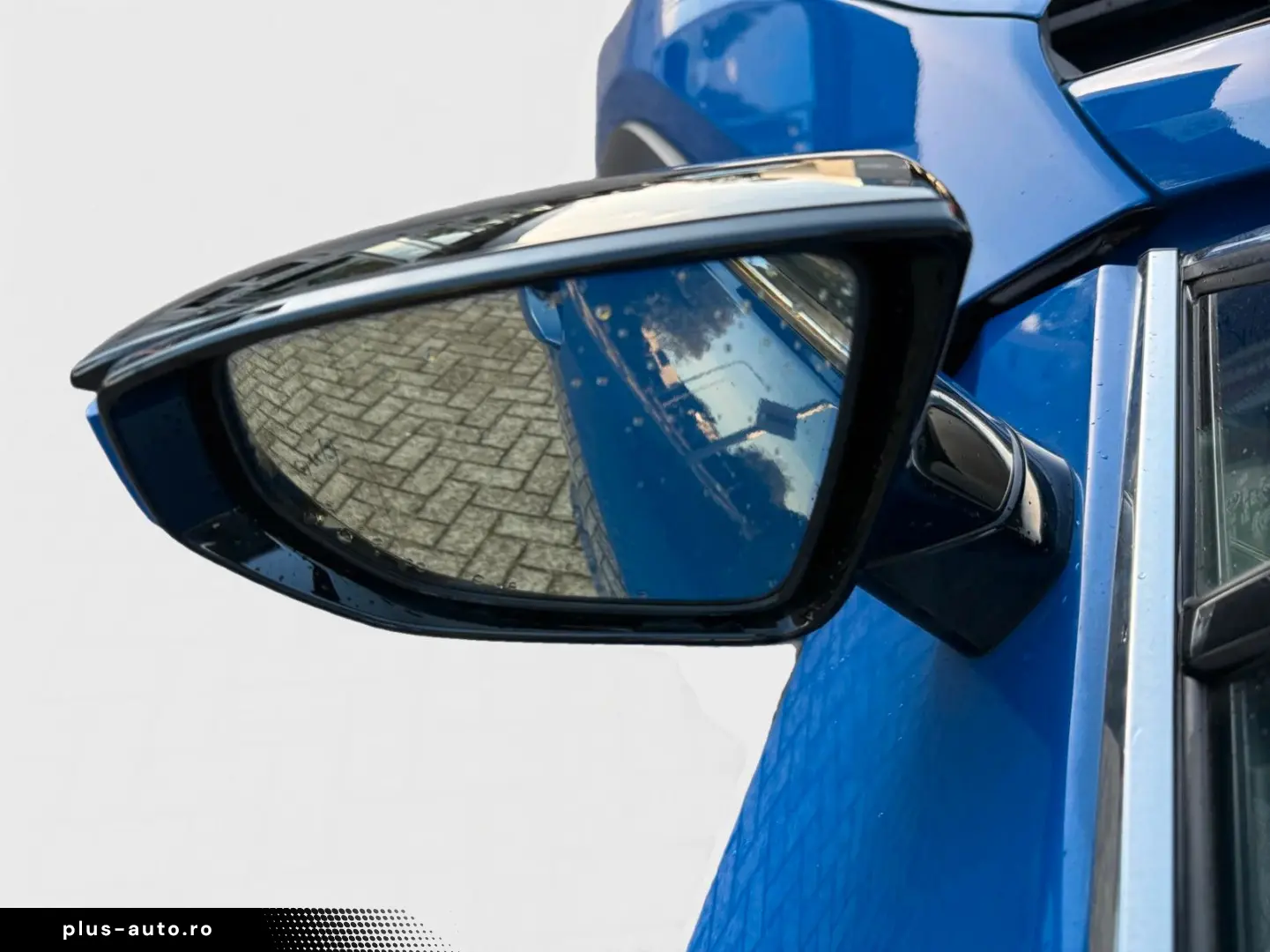 LEXUS UX 300 e Mark and  Levingston