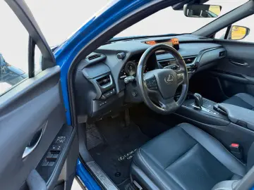 LEXUS UX 300 e Mark and  Levingston