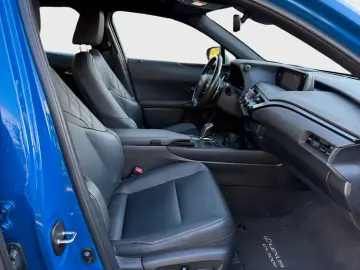 LEXUS UX 300 e Mark and  Levingston