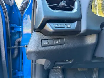 LEXUS UX 300 e Mark and  Levingston