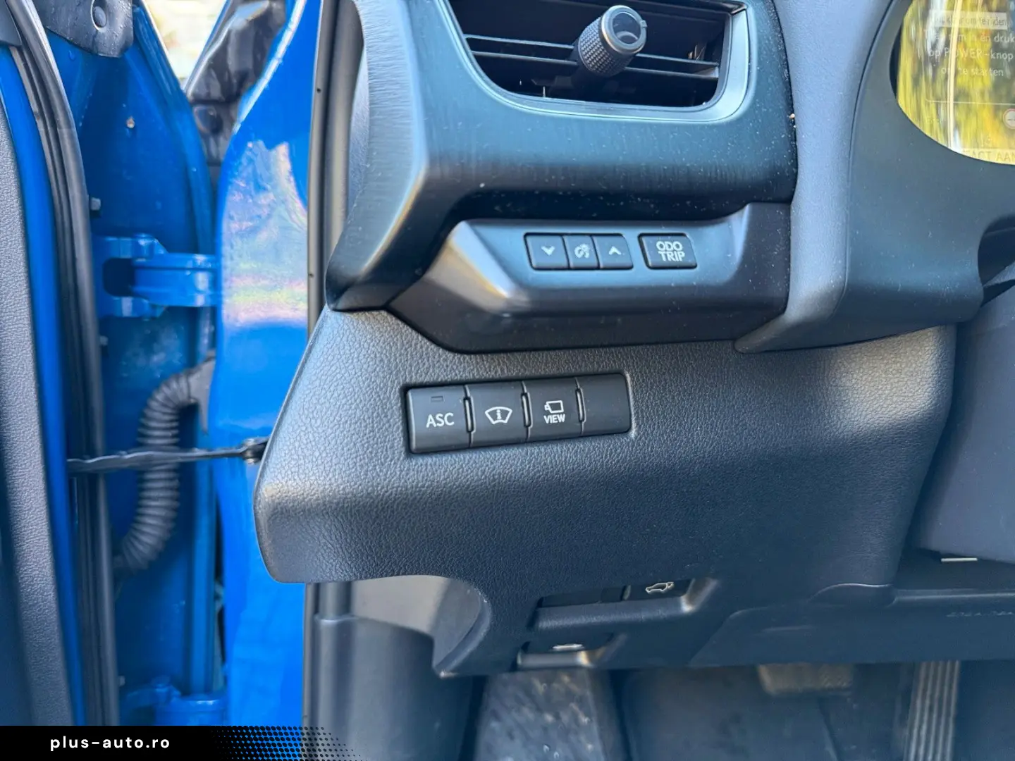 LEXUS UX 300 e Mark and  Levingston