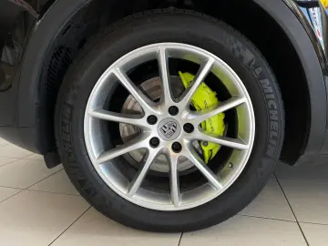 PORSCHE Cayenne PHEV Leder LED Pano Kamera Bose