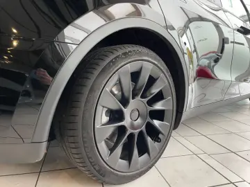 TESLA Model Y Basis RWD Garantie 1.Hand