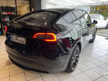 TESLA Model Y Basis RWD Garantie 1.Hand