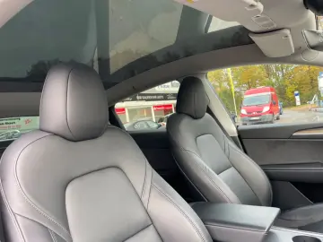 TESLA Model Y Basis RWD Garantie 1.Hand