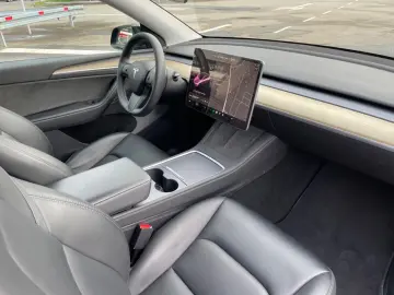 TESLA Model Y Basis RWD Garantie 1.Hand