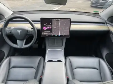TESLA Model Y Basis RWD Garantie 1.Hand