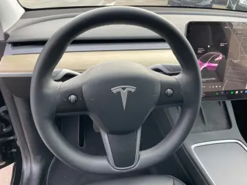 TESLA Model Y Basis RWD Garantie 1.Hand