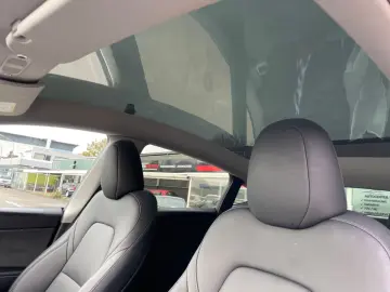 TESLA Model Y Basis RWD Garantie 1.Hand