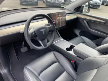 TESLA Model Y Basis RWD Garantie 1.Hand