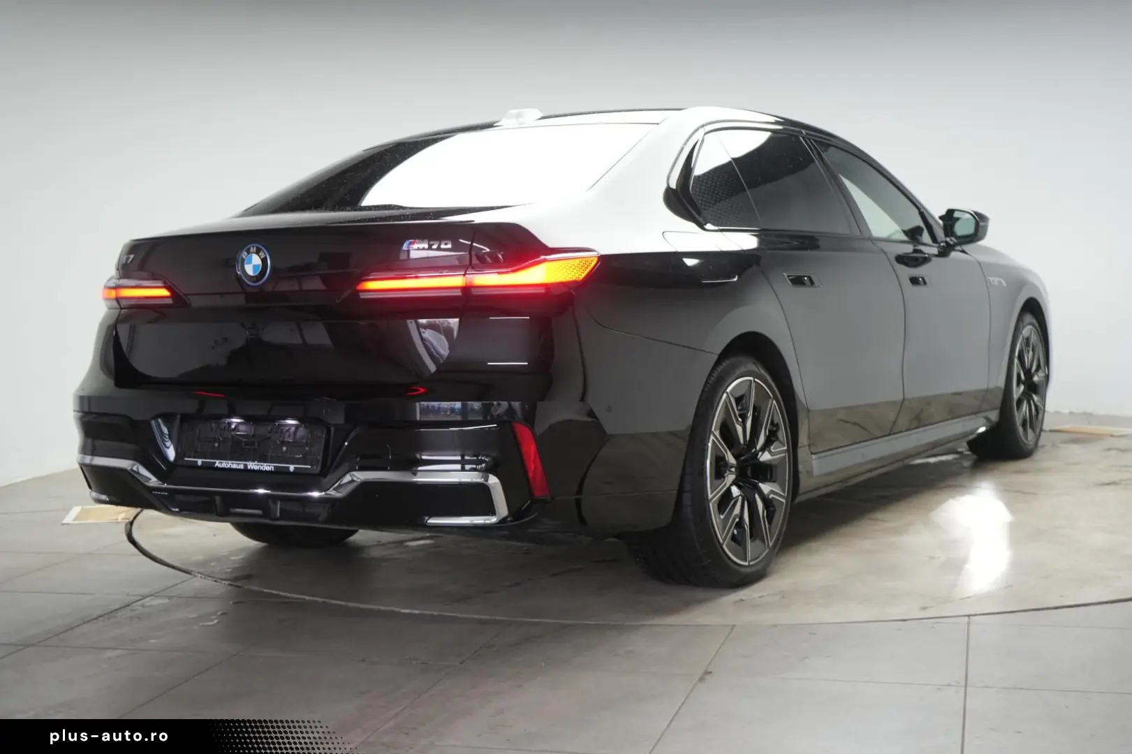 BMW i7 M70 xDrive TheatreScreen Sky Lounge HUD B&W L