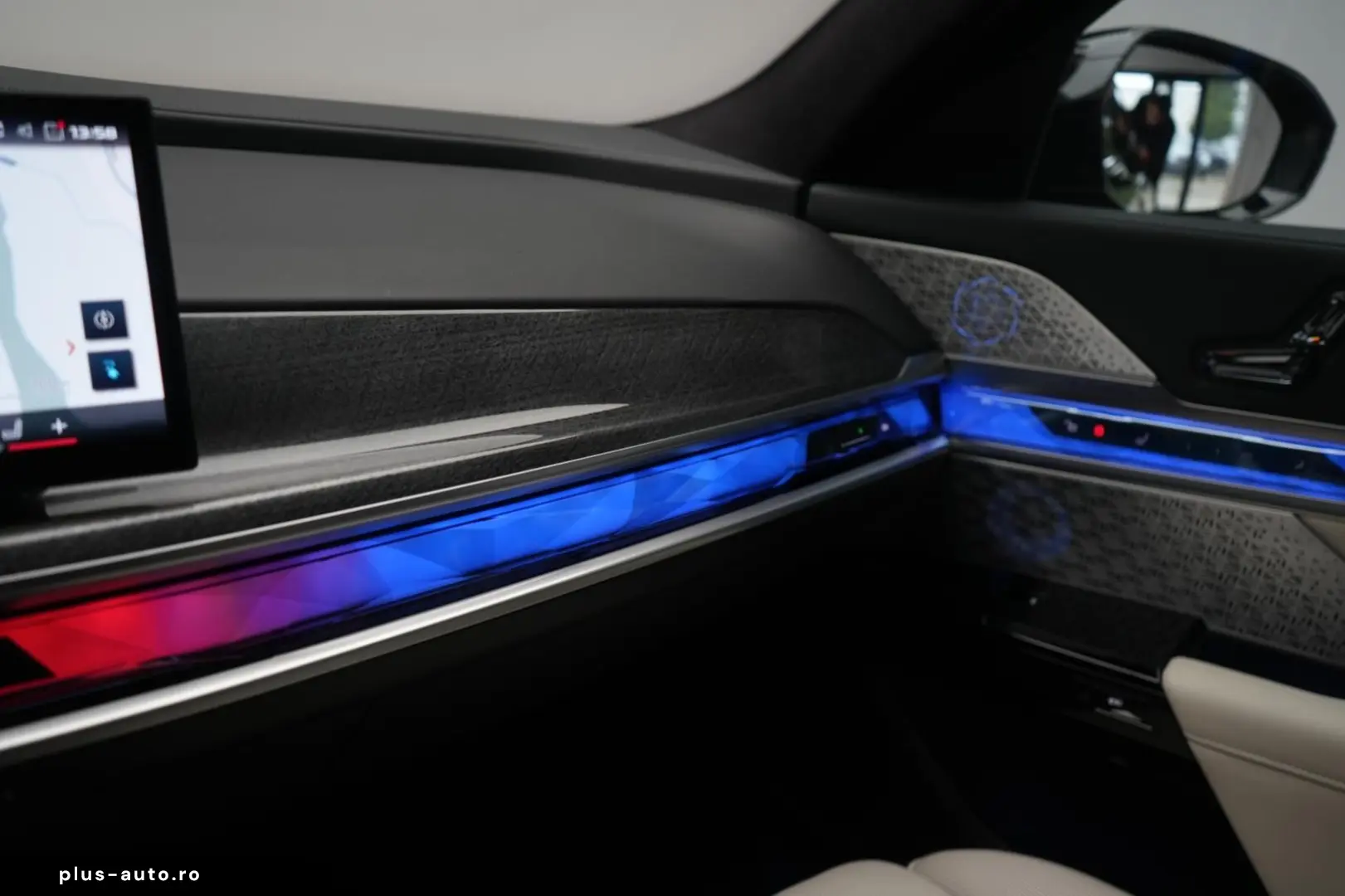 BMW i7 M70 xDrive TheatreScreen Sky Lounge HUD B&W L