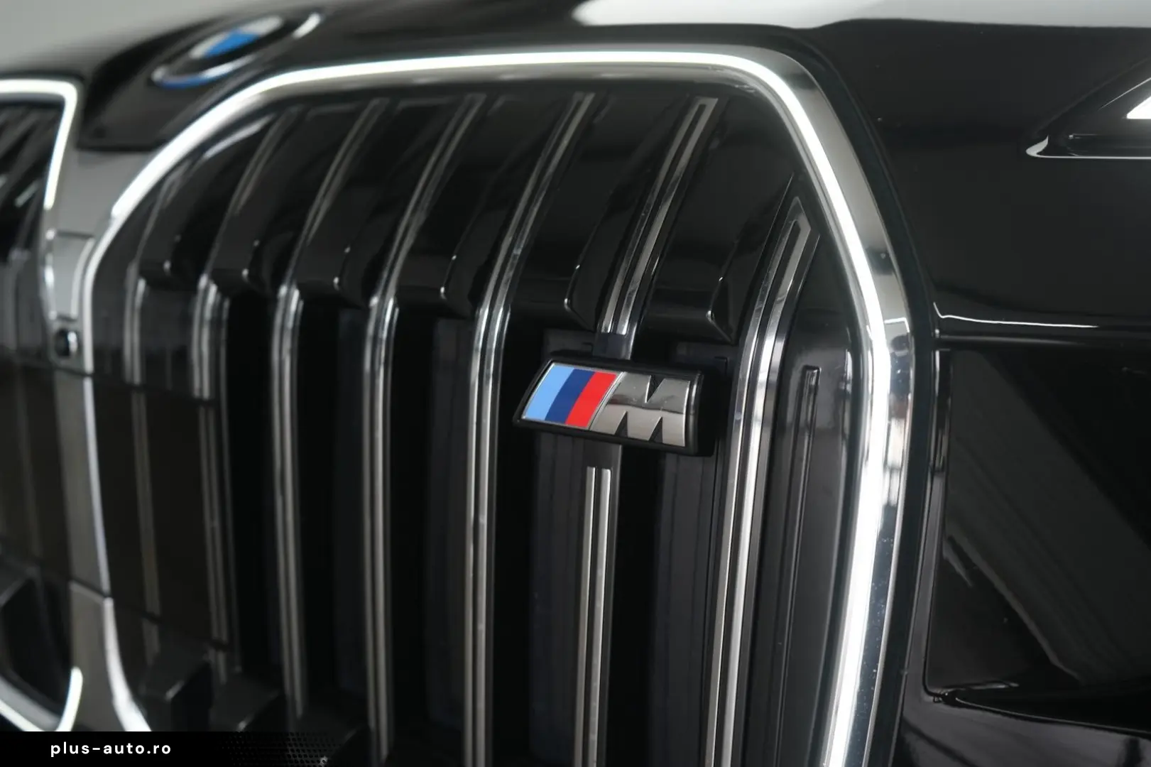 BMW i7 M70 xDrive TheatreScreen Sky Lounge HUD B&W L