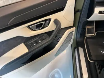 LAMBORGHINI Urus S