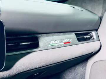 MASERATI MC20 NOVITEC Bianco Audace Lift Carbon Keramik