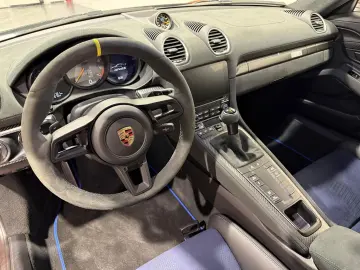 PORSCHE Cayman 718 GT4 RS