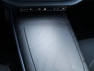 MERCEDES-BENZ E 200 AMG  LED KAMERA NAVI DISTRONIC TOTWINKEL