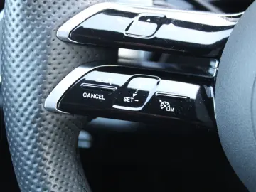 MERCEDES-BENZ E 200 AMG  LED KAMERA NAVI DISTRONIC TOTWINKEL