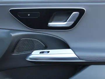MERCEDES-BENZ E 200 AMG  LED KAMERA NAVI DISTRONIC TOTWINKEL