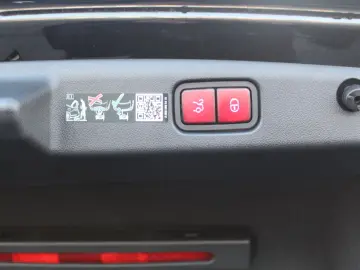 MERCEDES-BENZ E 200 AMG  LED KAMERA NAVI DISTRONIC TOTWINKEL
