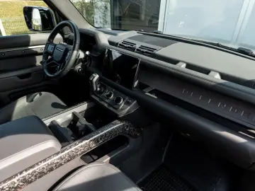 LAND ROVER Defender 110 P635 OCTA Edition One