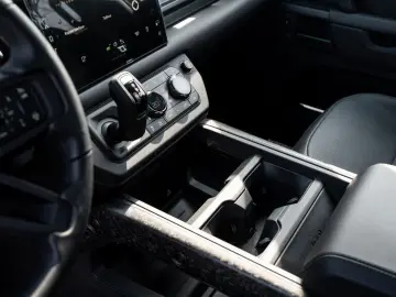 LAND ROVER Defender 110 P635 OCTA Edition One