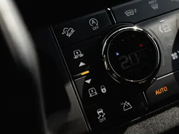 LAND ROVER Defender 110 P635 OCTA Edition One