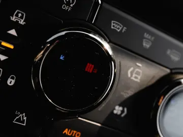 LAND ROVER Defender 110 P635 OCTA Edition One