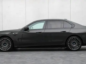 BMW M760e xDrive  Excl. Lounge  B&W  Sky L. Massage