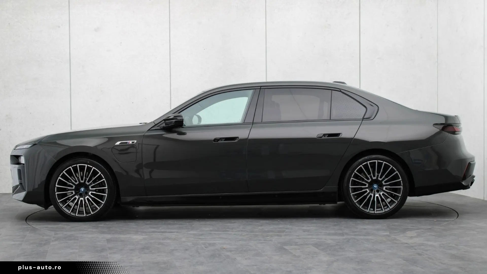BMW M760e xDrive  Excl. Lounge  B&W  Sky L. Massage