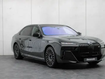 BMW M760e xDrive  Excl. Lounge  B&W  Sky L. Massage