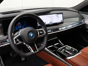 BMW M760e xDrive  Excl. Lounge  B&W  Sky L. Massage
