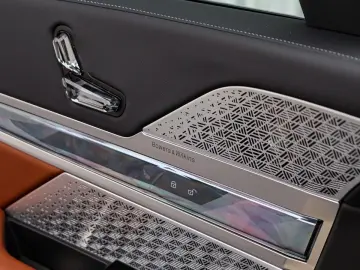 BMW M760e xDrive  Excl. Lounge  B&W  Sky L. Massage