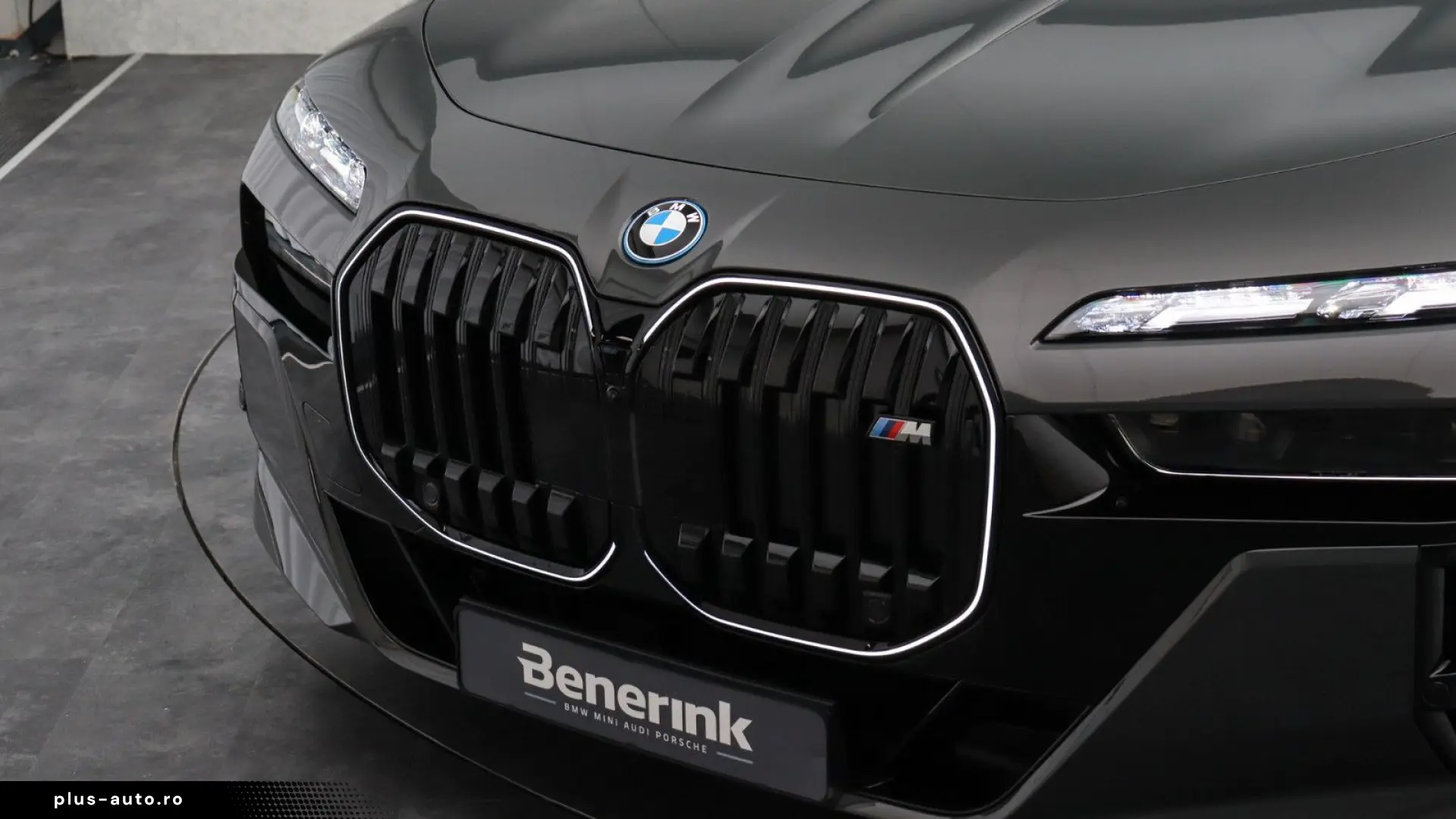 BMW M760e xDrive  Excl. Lounge  B&W  Sky L. Massage
