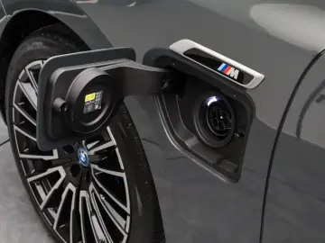 BMW M760e xDrive  Excl. Lounge  B&W  Sky L. Massage