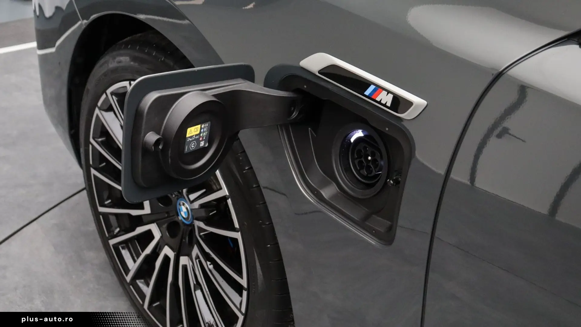 BMW M760e xDrive  Excl. Lounge  B&W  Sky L. Massage