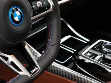 BMW M760e xDrive  Excl. Lounge  B&W  Sky L. Massage