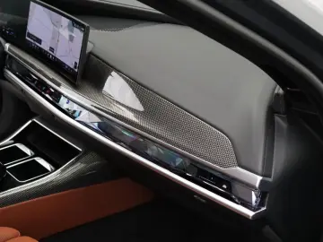 BMW M760e xDrive  Excl. Lounge  B&W  Sky L. Massage