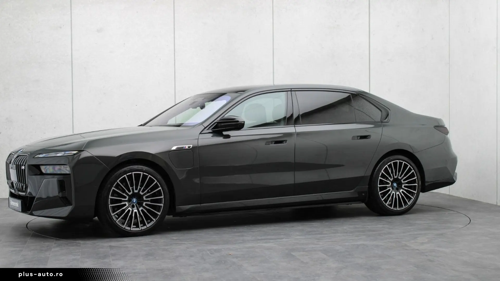 BMW M760e xDrive  Excl. Lounge  B&W  Sky L. Massage