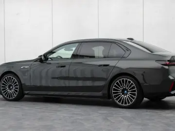 BMW M760e xDrive  Excl. Lounge  B&W  Sky L. Massage