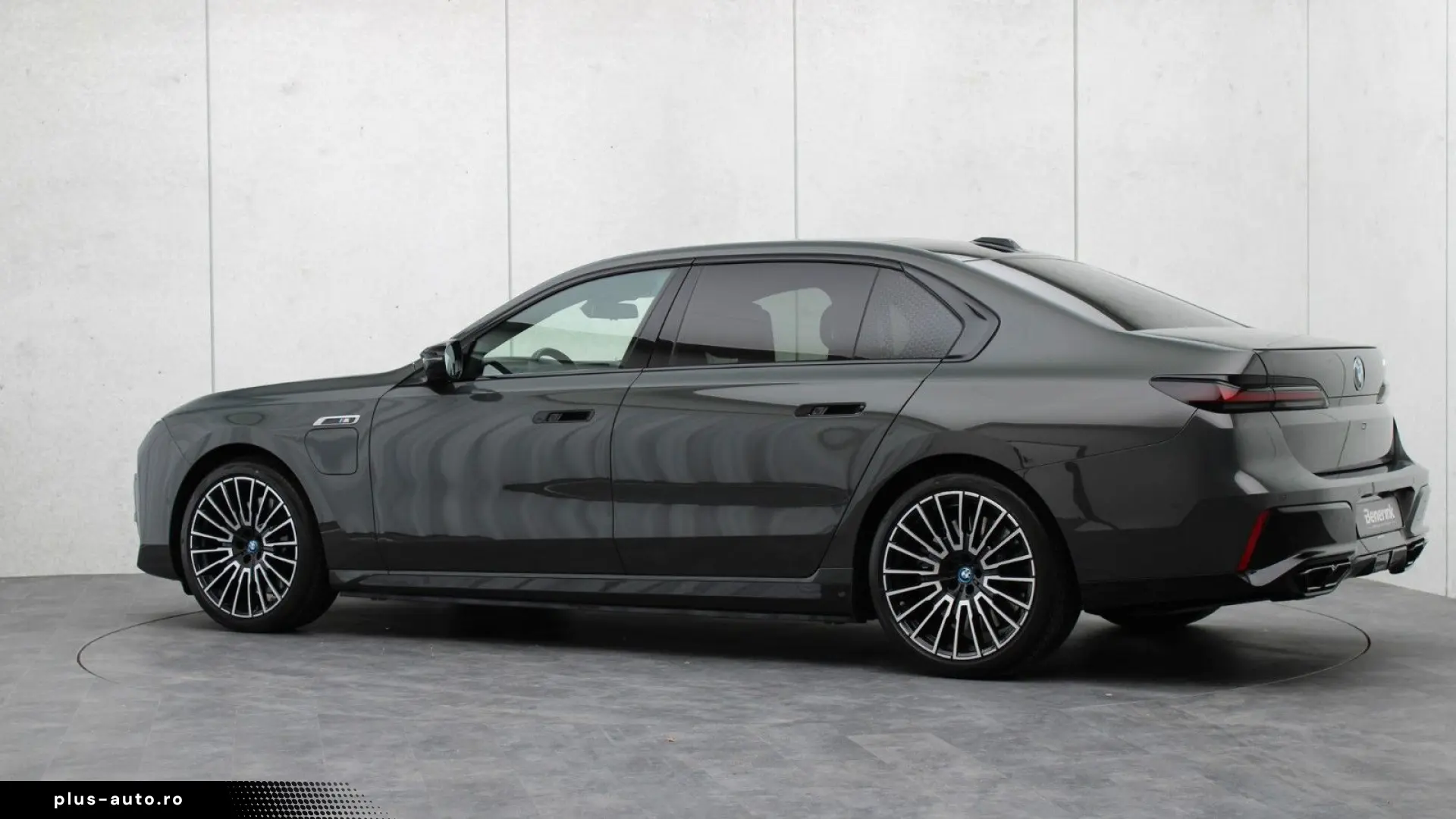BMW M760e xDrive  Excl. Lounge  B&W  Sky L. Massage
